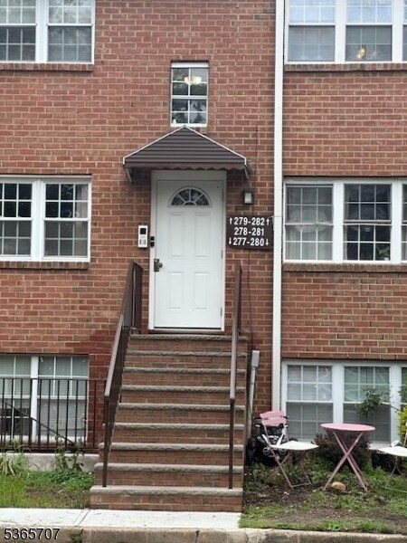 Building Photo - 281 College Dr