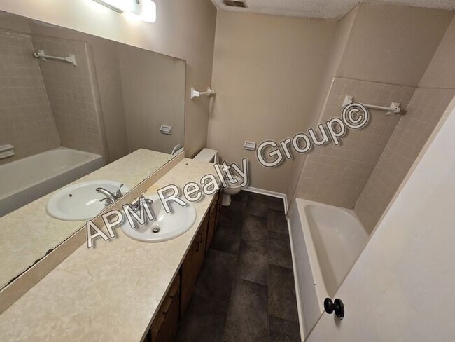 Foto del edificio - Two Bedroom in Harbison