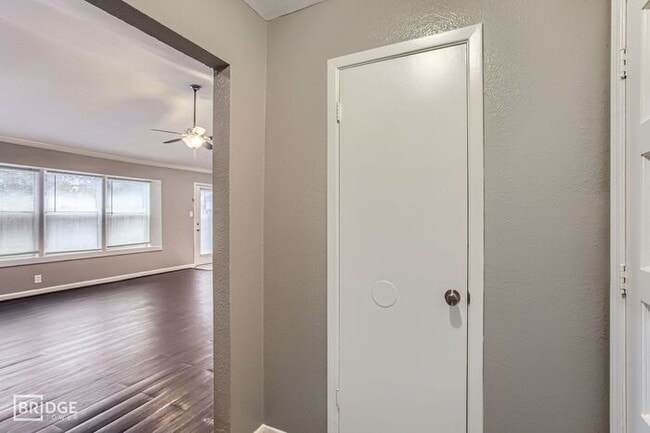 Building Photo - 5607 Circlegate Dr