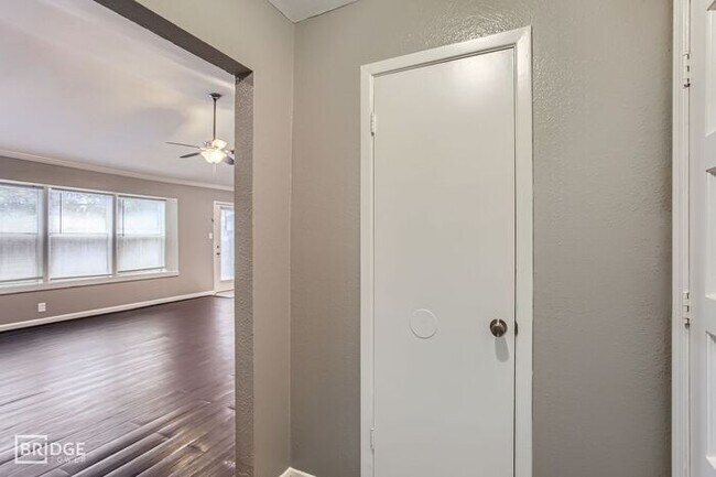 Foto del edificio - 5607 Circlegate Dr