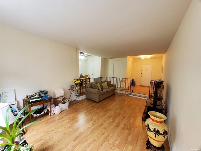 Foto del edificio - 98-33 64th Ave