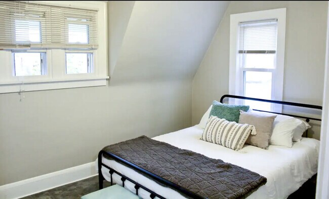 Building Photo - Cozy farmhouse w/ king bed close to airport