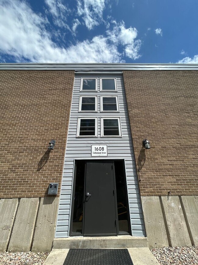 Building Photo - Charming 1 Bedroom Garden-Level Apartment ...