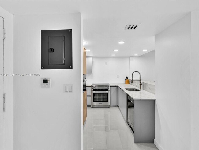 Foto del edificio - 10000 W Bay Harbor Dr