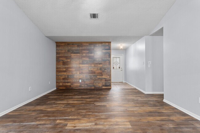 Building Photo - 402 Forest Creek Dr