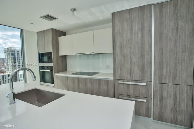 Building Photo - 3 br, 4 bath Condo - 2900 NE 7th Ave Unit ...