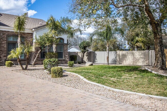 Foto del edificio - Ultimate SINGLE LEVEL Family Residence!Beautiful 5BR/3.5BA Custom Home with Pool in Private Gated...