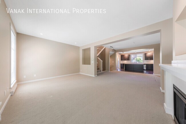 Building Photo - Spacious 4Bed Townhome in the Heart of Coquitlam