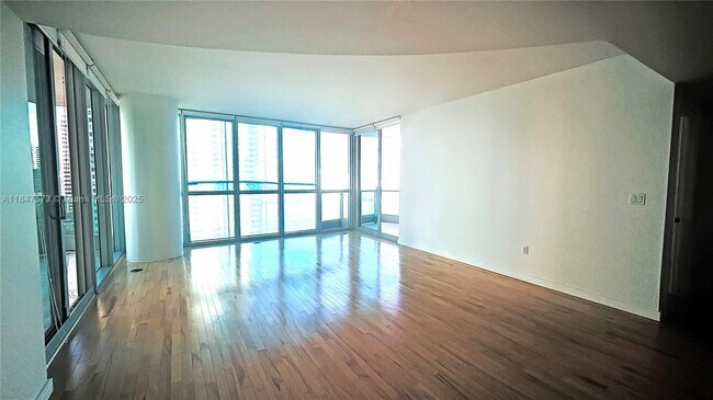 Foto del edificio - 1331 Brickell Bay Dr