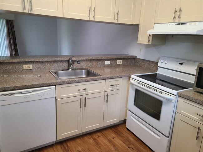 Building Photo - 9851 Nob Hill Ct