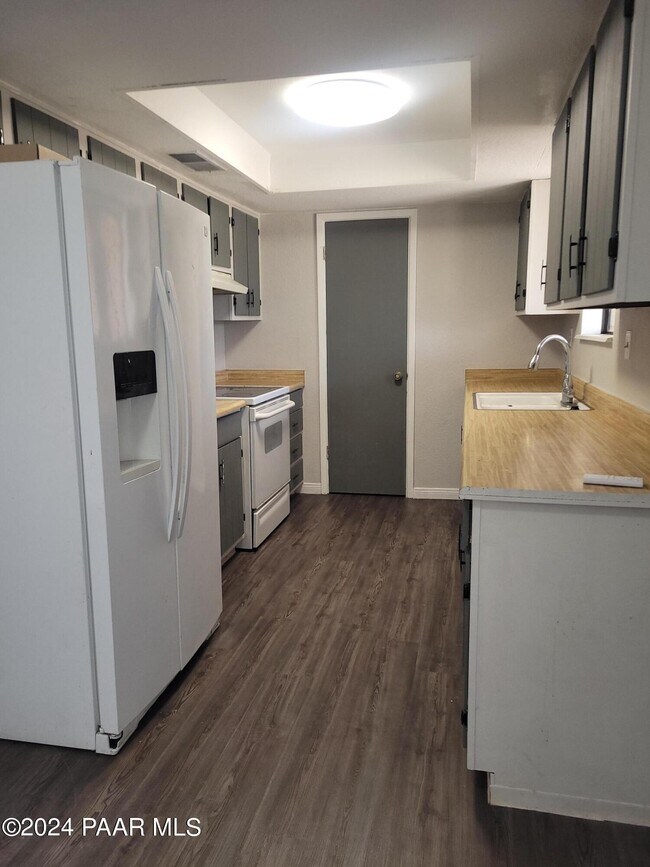 Foto del edificio - 490 S 6th St