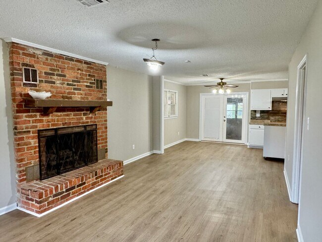 Building Photo - Tucked Away in a Peaceful Cul-de-Sac – 4-B...