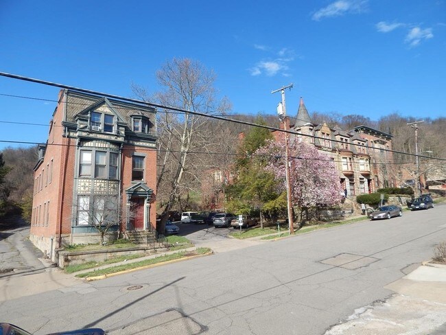 Building Photo - 93 12th St