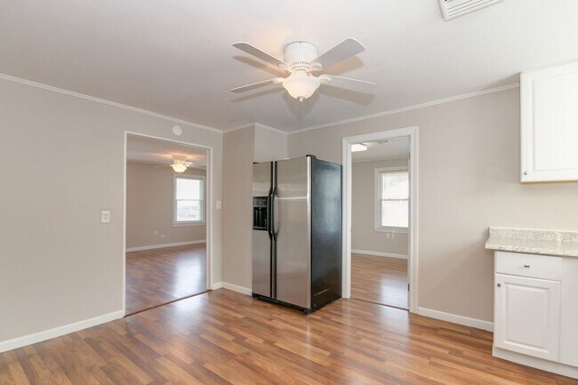 Foto del edificio - Renovated Charming Bungalow with Large Det...