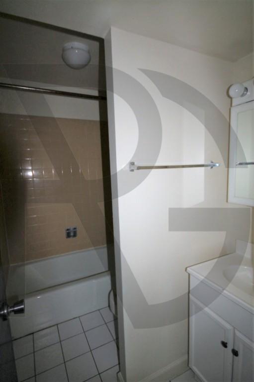 Building Photo - 2 bedroom in CHICAGO IL 60610