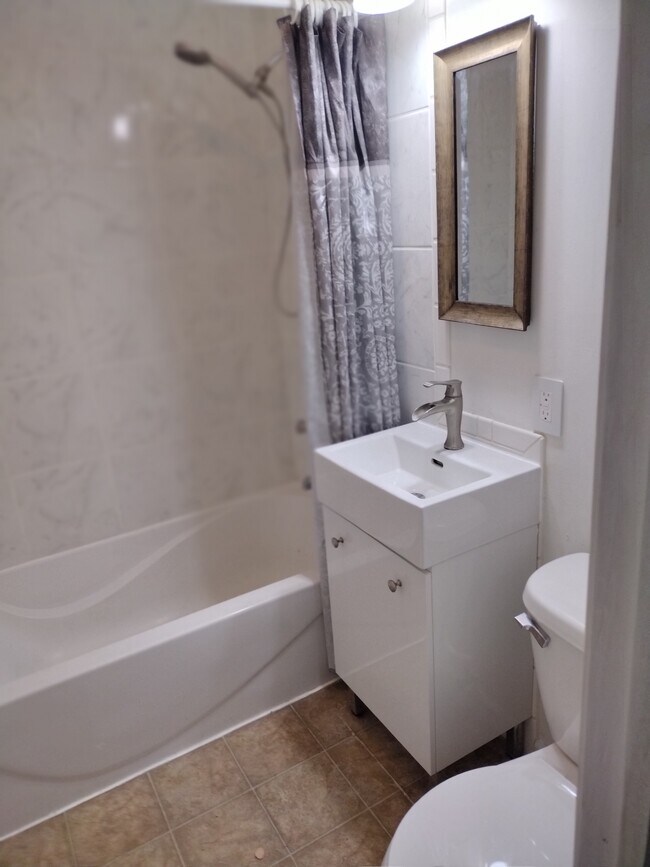 Building Photo - 3411 N Windcrest Dr