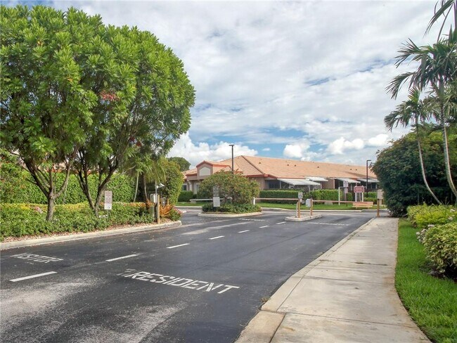 Building Photo - 10294 Lombardy Dr