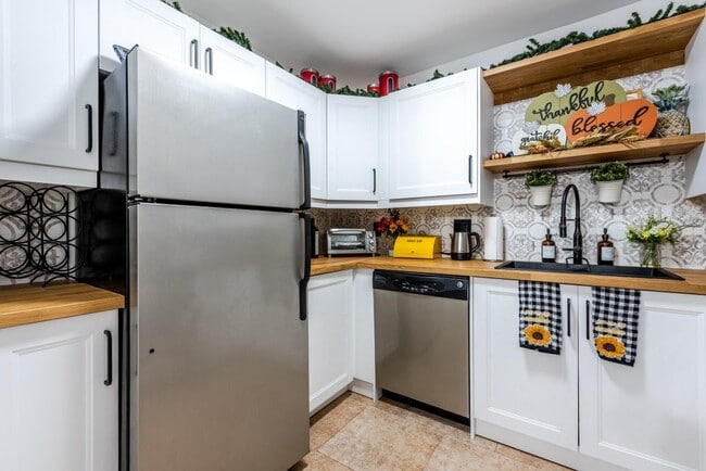 Building Photo - 9930 Pineapple Tree Dr