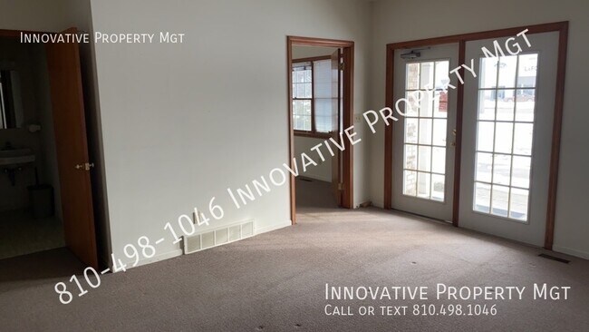 Foto del edificio - Flushing Ranch home with office space.