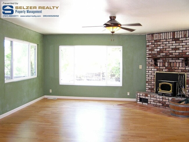 Building Photo - Roomy & fully equipped 4+ bd. home in Deerwood Estates!