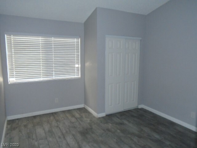 Building Photo - 940 N Sloan Ln