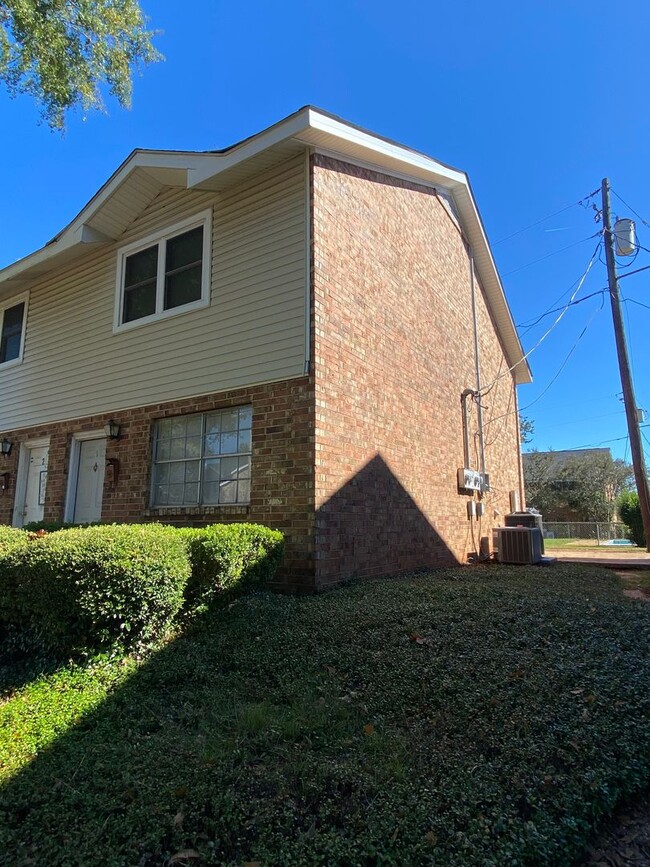 Building Photo - 2Bedroom 1.5Bath - $900 - REDUCED RENT!!
