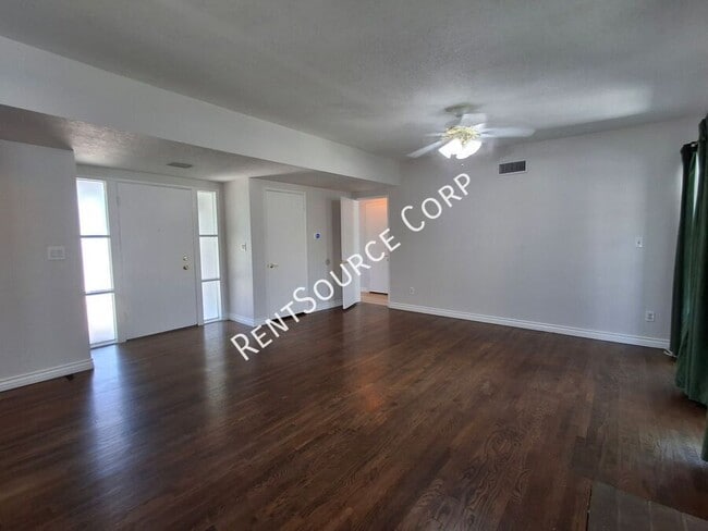 Foto del edificio - 10059 McLennan Ave.