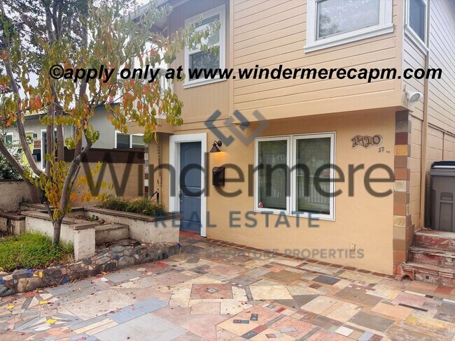 Foto del edificio - Charming, Bright & Clean 2-Story Home with Dual Balconies on 37th St!