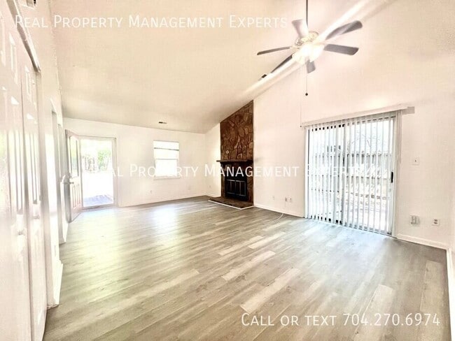 Building Photo - 723 Cricketwood Ln