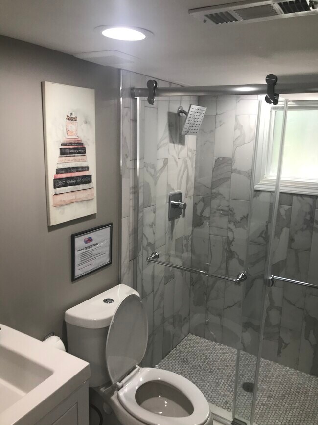 Baño - 810 Fox St NW