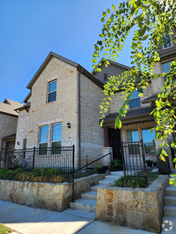 Building Photo - 6820 Meadow Crest Dr