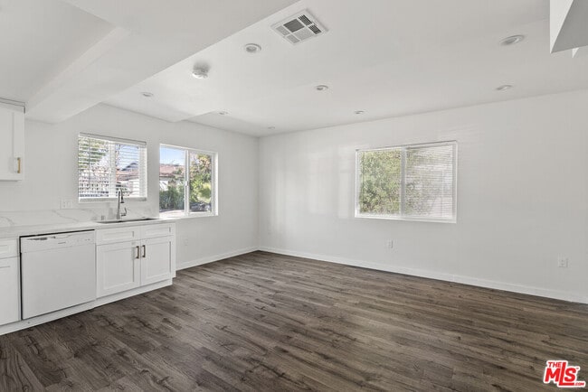 Foto del edificio - 5142 Denny Ave