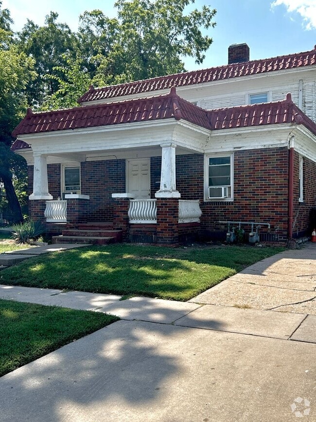 Building Photo - 145 N Ash St