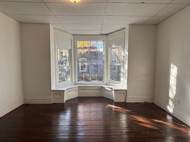 Building Photo - 1 bedroom 1 bath studio with utilities inc...