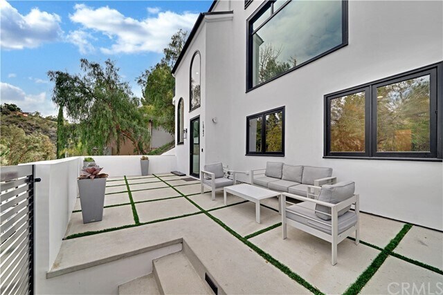 Foto del edificio - 1643 Stone Canyon Rd