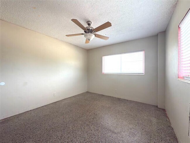 Foto del edificio - 530 NE 34th Ct