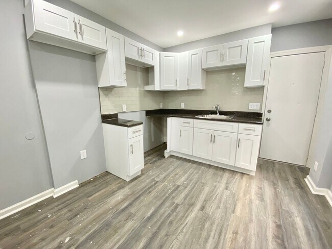 Building Photo - 3 Bedroom Home Available Now