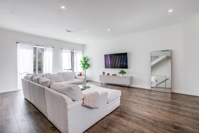 Foto del edificio - 4545 Bowser Ave