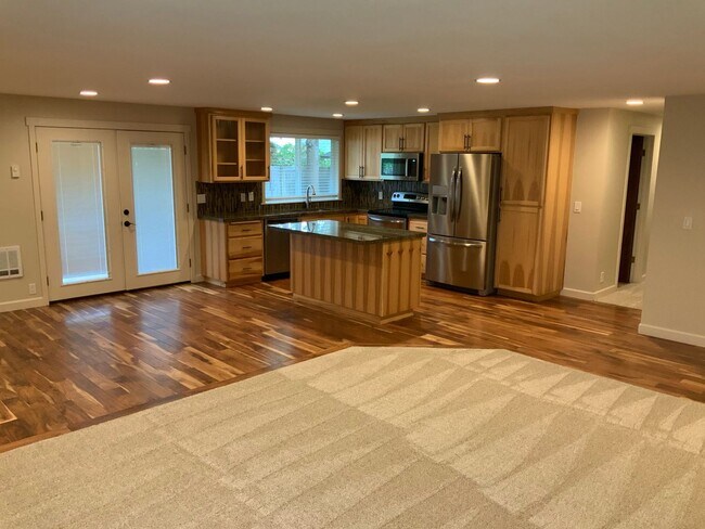 Building Photo - 3 Bedroom House in N. Eugene