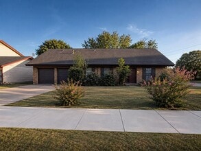 Building Photo - 305 Starbright Dr