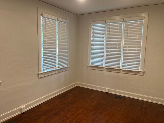Foto del edificio - 358 E Magnolia Ave