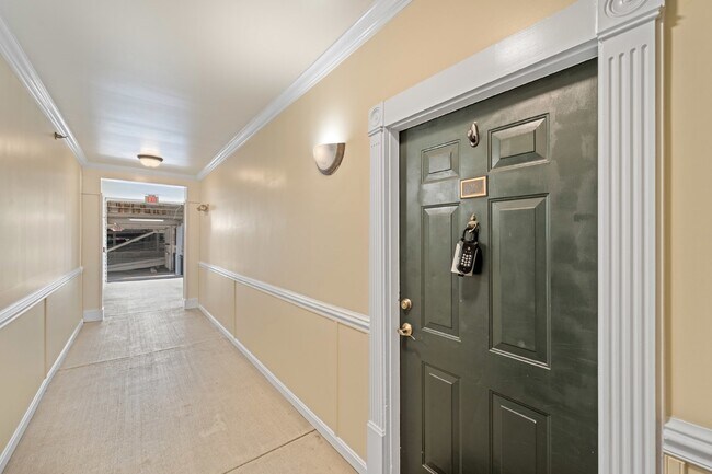 Foto del edificio - Two-bedroom, two-bathroom model with a den, located on the third floor.