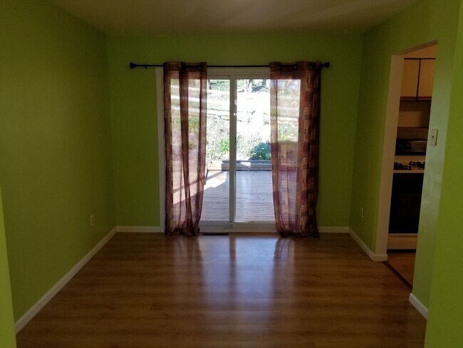Foto del edificio - 3 br, 1.5 bath House - 132 Malcolm Ave