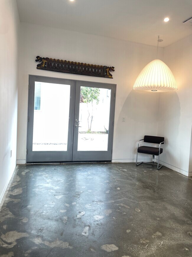 Espacio habitable con puertas francesas al patio. - 2725 Dalton Ave