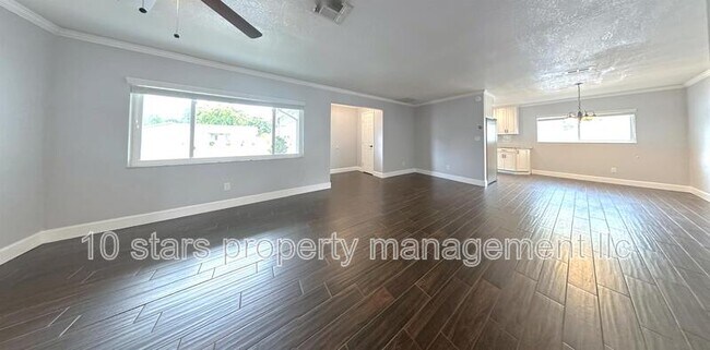 Foto del edificio - 6849 99th Ave