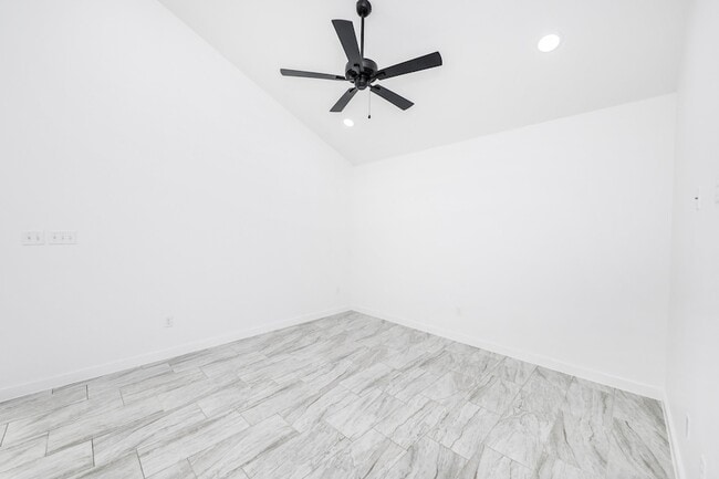 Building Photo - 3911 Casa Blanca Lake Rd