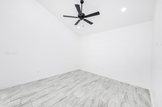 Foto del edificio - 3911 Casa Blanca Lake Rd