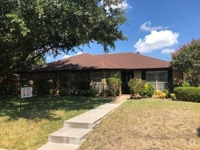 Building Photo - 1317 Chicota Dr