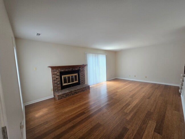 Building Photo - Meticulously Kept 2BR, 3BA Townhome with D...