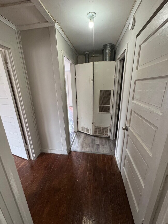 Foto del edificio - "Section 8 Approved Charming 2-Bedroom Duplex on East Bayley Street – Your Ideal Wichita Retreat!"